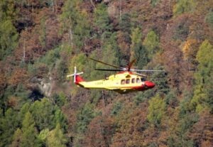 recuperata illesa famiglia rimasta bloccata nei boschi di gerola