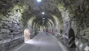 serve un semaforo nella gallerie del passo stelvio
