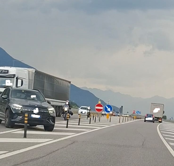 tangenziale di morbegno posizionati paletti per evitare auto in contromano