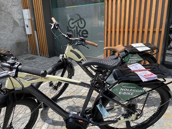 Casco in e-bike bici a pedalata assistita