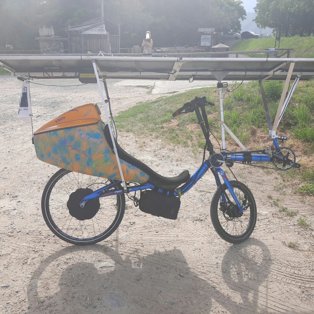 ciclista con pannelli solari