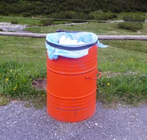 il plogging correre e raccogliere rifiuti