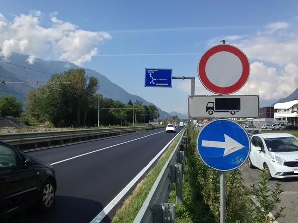 il cortocircuito sociale e culturale della domenica valtellinese