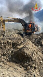 In fiamme un escavatore