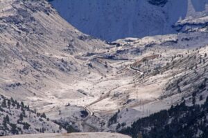 livigno vita isolata tra la neve prima dell'apertura invernale del passo foscagno