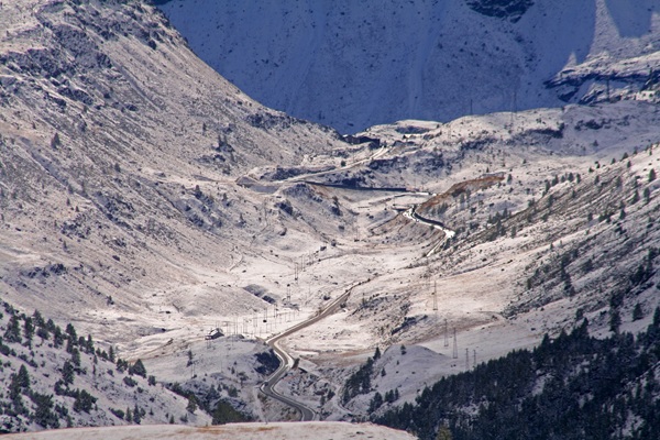 livigno vita isolata tra la neve prima dell'apertura invernale del passo foscagno