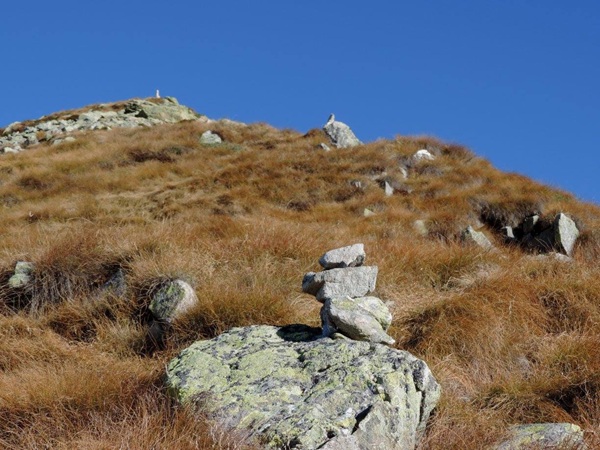 omini di sassi impilati in montagna, a cosa servono