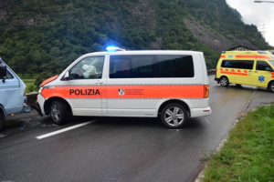 Vettura della polizia coinvolta in uno scontro a Brusio