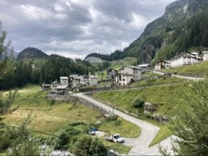 escursione tra gli alpeggi sotto il pizzo scalino campo franscia