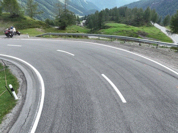 Cade in moto sul passo Bernina e si frattura una gamba