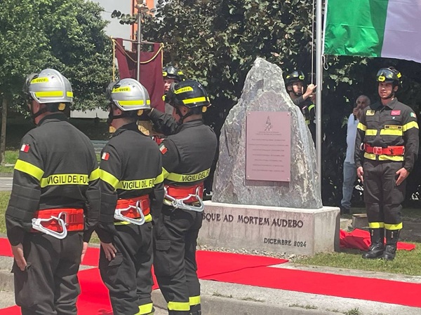 sondrio, inaugurato il monumento ai caduti dei vigili del fuoco