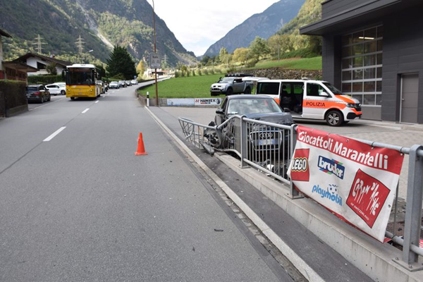 67enne esce di strada e provoca ingenti danni a campocologno