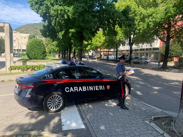 minaccia i passanti e aggredisce i carabinieri a sondrio, arrestato