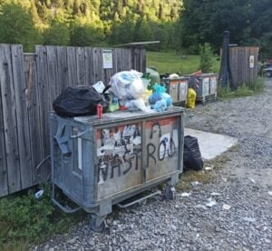 val di mello rifiuti abbandonati in sentieri, boschi e muretti a secco