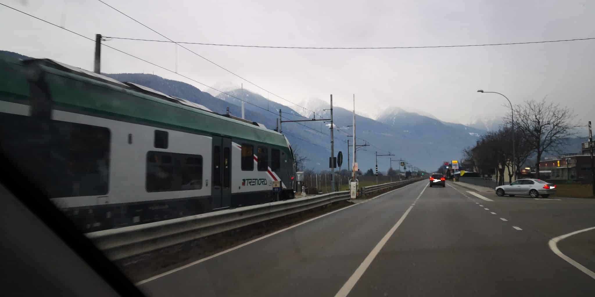Passa il treno ma sbarre alzate