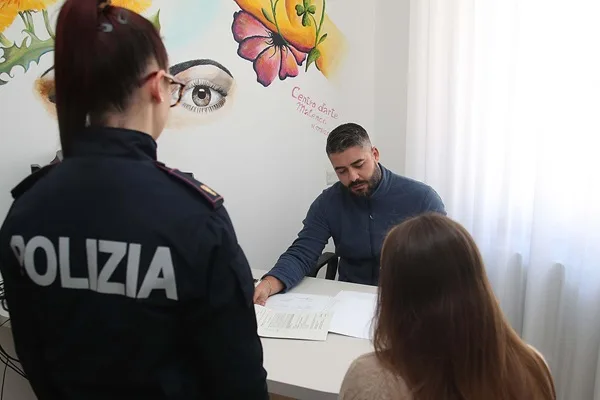 sondrio, prende a calci e pugni la moglie davanti ai bambini