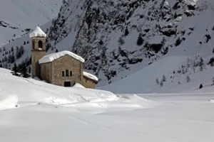 dove il bianco della neve incontra il silenzio della natura l’incanto della val di rezzalo