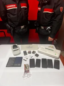 fermato per un controllo stradale aggredisce i carabinieri