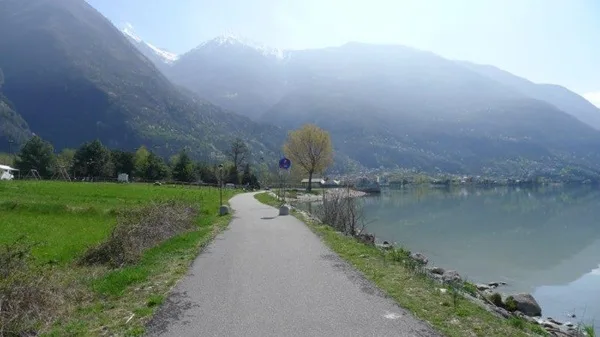 pedalare in riva al lago a verceia