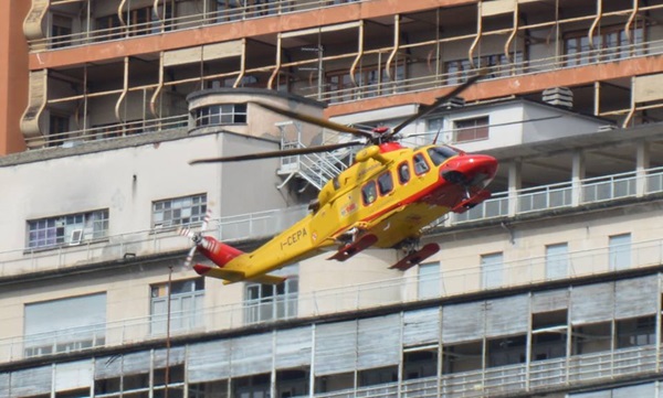 ragazzo con lo snowboard in zona impervia, soccorso alpino in azione