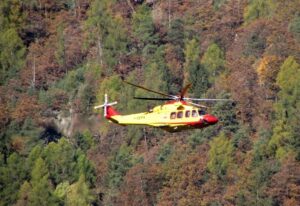 cade in un canale in una zona impervia recuperato dal soccorso alpino