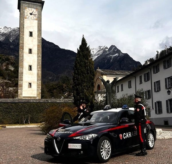 chiavenna, arrestati dai carabinieri tre ladri d'appartamento