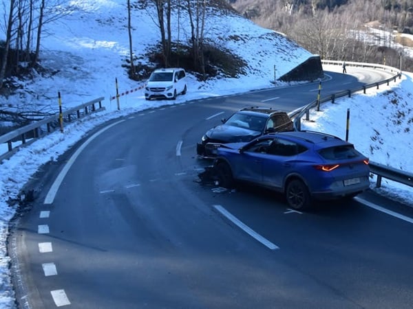 curva tagliata e collisione frontale a san carlo