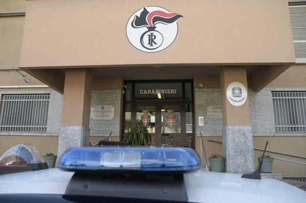 morbegno, ruba della merce al supermercato e aggredisce un addetto alla sicurezza per scappare, ma viene arrestato dai carabinieri.