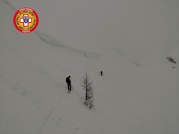 ciaspolatore finisce in un punto a forte rischio valanghe, recuperato nei pressi del passo salmurano