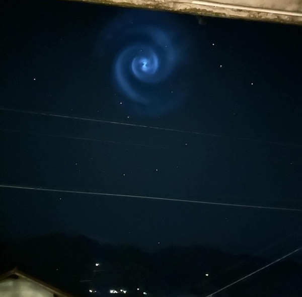 un razzo spacex falcon 9 nei cieli della valtellina