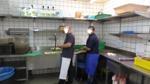 quanto guadagna un lavapiatti frontaliere in svizzera