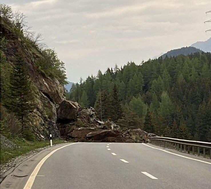 chiuso per frana il passo dello julier