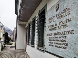 chiede asilo in questura, ma sconta tre ordini di carcerazione arrestato 29enne