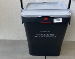 perché mettere il bicarbonato nel bidone della spazzatura