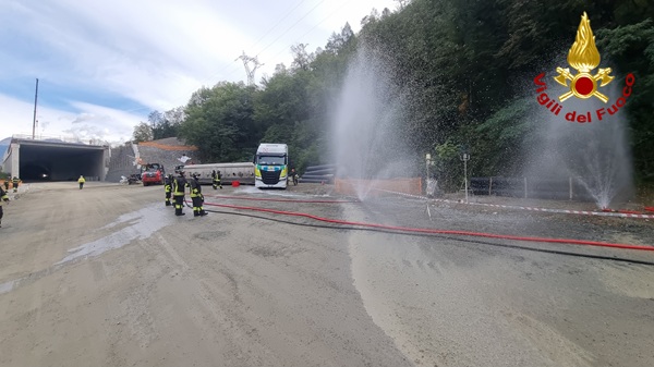 simulato smottamento con mezzo pesante sulla tangenziale di tirano