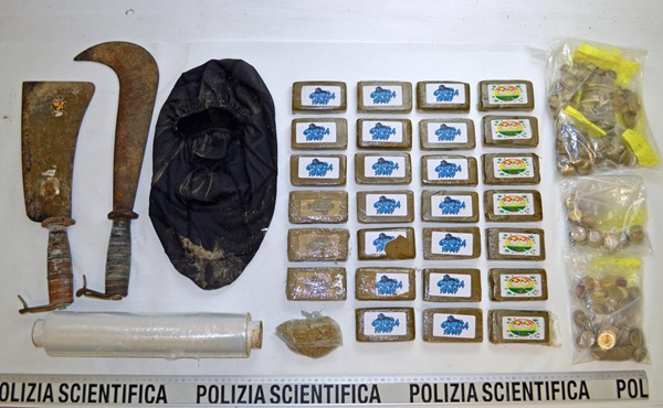 spaccio nei boschi di talamona, sequestrate armi e 3 kg di droga arrestato pusher