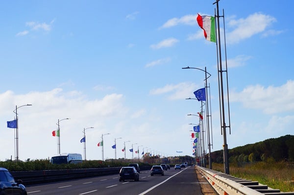 guidare scalzi o in ciabatte si può davvero o è vietato