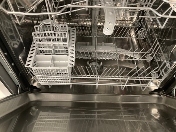 perché non sciacquare i piatti prima di metterli in lavastoviglie