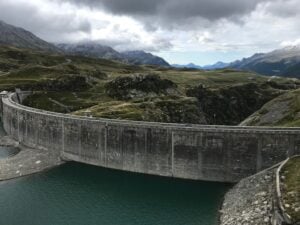 via spluga un viaggio tra storia, natura e panorami alpini