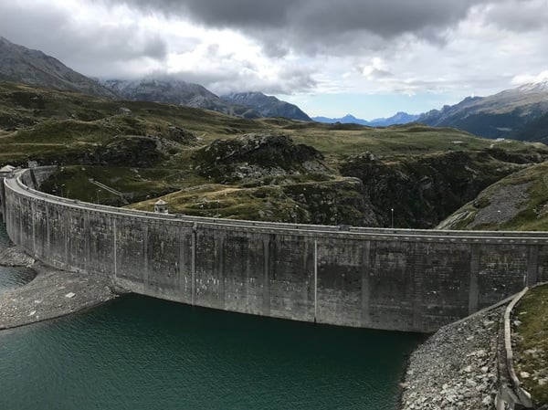 via spluga un viaggio tra storia, natura e panorami alpini