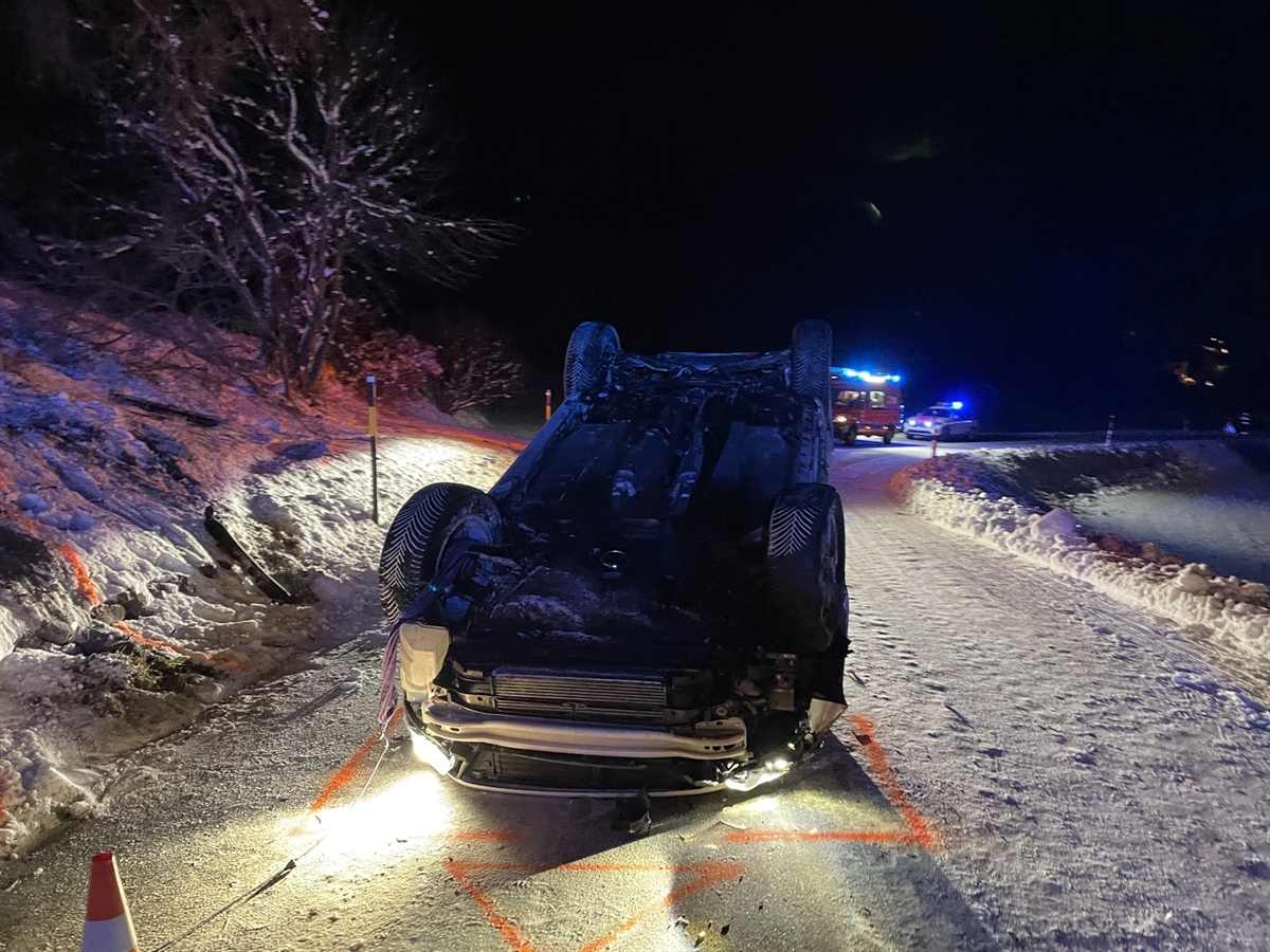 incidenti canton grigioni Auto si ribalta sul Passo Flüela