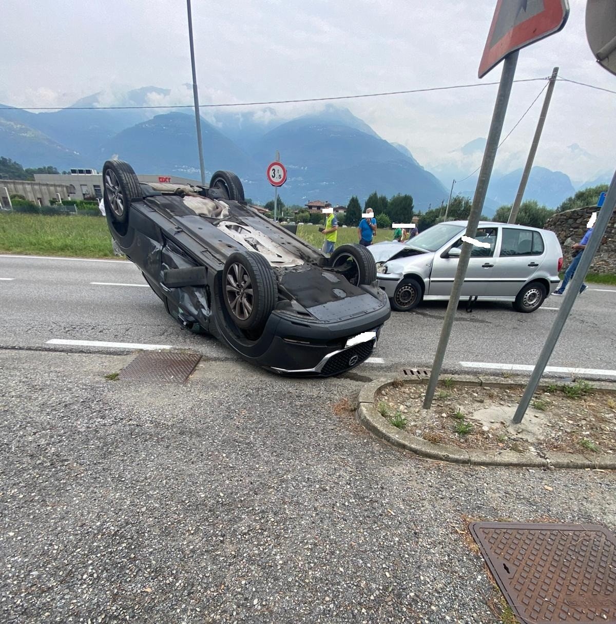 auto si ribalta sulla statale 36 6 feriti, coinvolte anche 2 bambine
