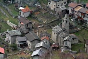 il borgo di san giorgio, porta d'accesso alla selvaggia val codera