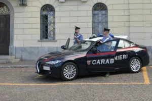 sondrio, rubano liquori al supermercato e tentano la fuga, ma vengono arrestati dai carabinieri
