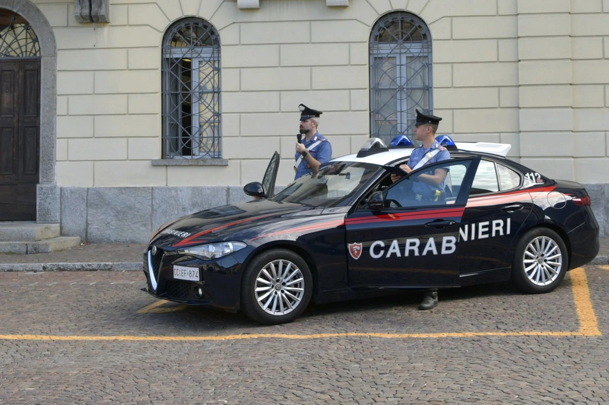sondrio, rubano liquori al supermercato e tentano la fuga, ma vengono arrestati dai carabinieri