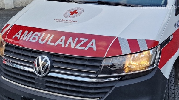 auto si ribalta sulla statale 38 a colorina, ferito un 69enne