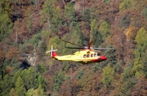 cercatore di funghi scivola nei boschi in val gerola