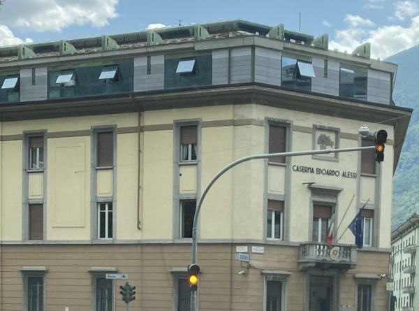 commettevano furti e una rapina, arrestati due giovani a sondrio