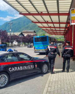 tirano, aggredisce controllore e autista arrestato 28enne
