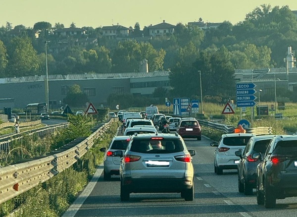 traffico intenso, coda sulla statale 36